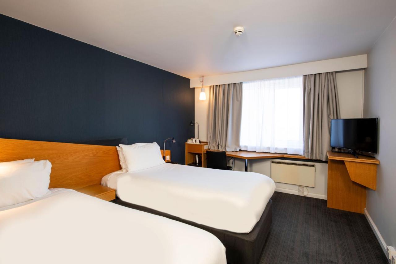 Holiday Inn Express Gloucester - South, An Ihg Hotel Bagian luar foto