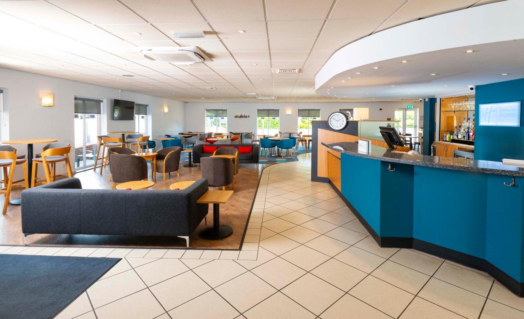 Holiday Inn Express Gloucester - South, An Ihg Hotel Bagian luar foto