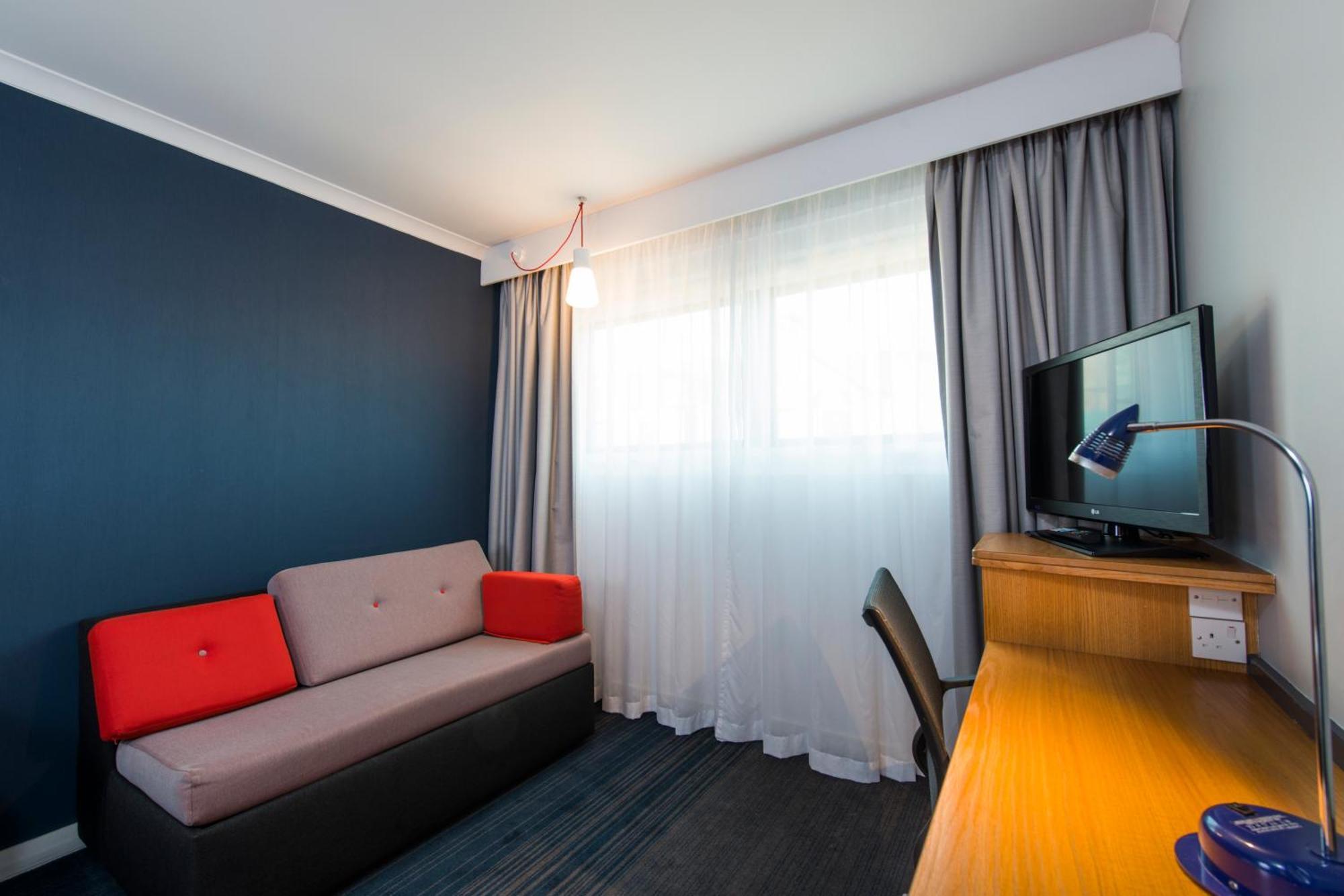 Holiday Inn Express Gloucester - South, An Ihg Hotel Bagian luar foto